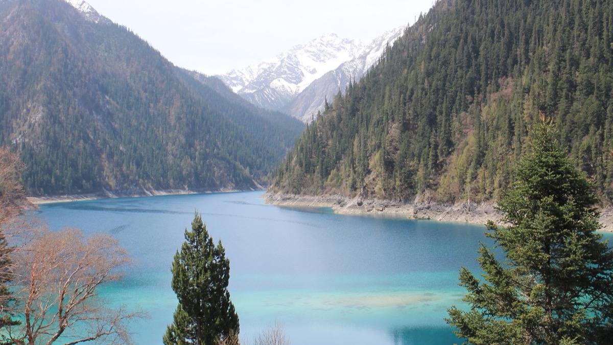 Turquoise lake and mountains in Jiuzhaigou, Sichuan