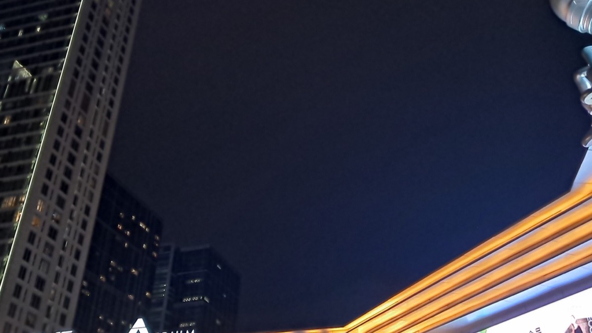 Taikoo Li shopping district in Chengdu at night