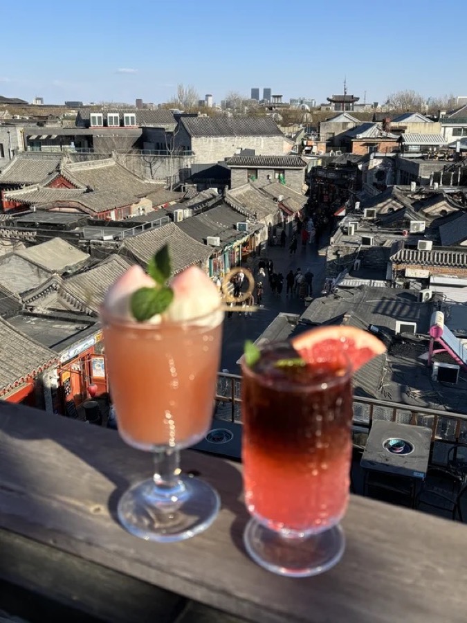 Iced drinks on the Tangfang Coffee rooftop above Shichahai