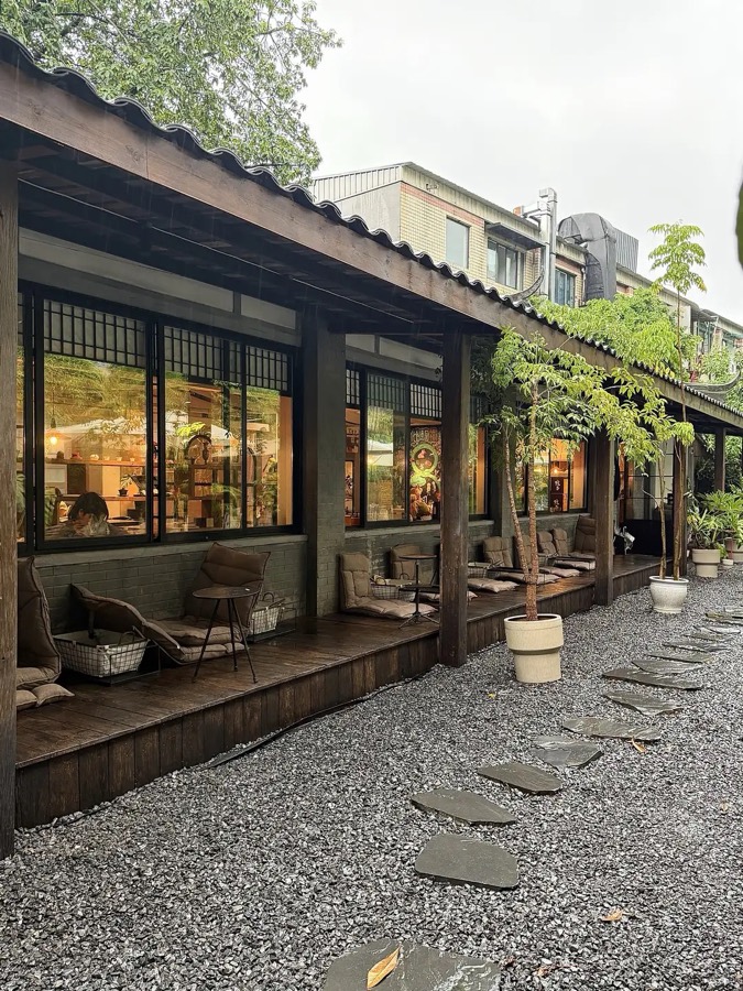 The gravel courtyard at Yard Coffee