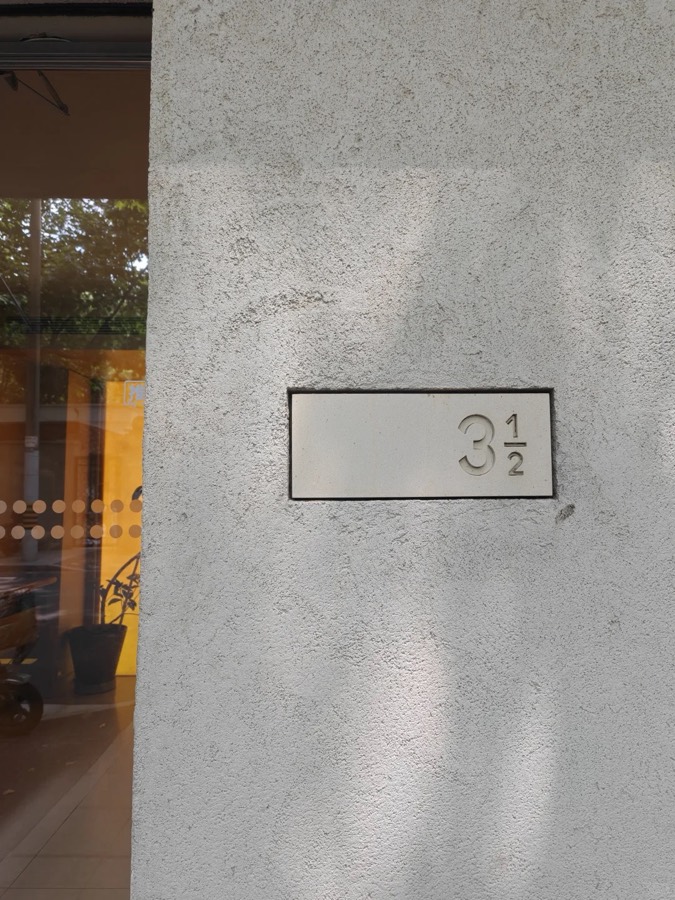 The 3½ sign at the end of a Shanghai longtang